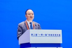 Chủ tịch kiêm Giám đốc điều hành CATL, ông Robin Zeng trình bày tầm nhìn về chuyển đổi zero-carbon trên toàn cầu và nhấn mạnh sự hợp tác sâu rộng hơn tại hội nghị chính