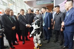 Robot trí tuệ toàn diện AgiBot X2 vui vẻ "tạo hình trái tim" với Thủ hiến bang Sarawak, dành sự chú ý đặc biệt tại Malaysia