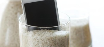 Video Liệu gạo có phải là "cứu tinh" cho những món đồ công nghệ bị vô nước?