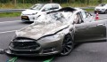 Tesla Model S biến thành túi khí khổng lồ trong tai nạn