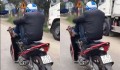 Triệu tập nam thanh niên dùng chân lái xe máy giữa quốc lộ