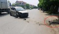 Thái Nguyên: Kia Morning tông gốc cây bên đường khiến đầu xe vỡ nát, gãy trục bánh trước