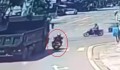 Video: Xe ben rẽ ẩu, tông trúng xe máy khiến 1 phụ nữ bị thương nặng tại Hà Giang