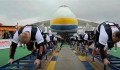 Video: 8 lực sĩ người Ukraine lập kỷ lục kéo máy bay chở hàng nặng nhất thế giới, trọng lượng 330 tấn