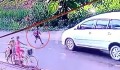 Video: Va chạm với ô tô Toyota Innova khi chạy sang đường, bé trai 9 tuổi tử vong tại Bắc Giang