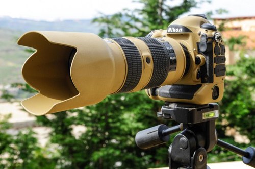 Nikon ấn tượng với màu vàng quân đội