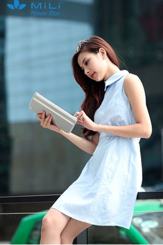 Hotgirl tạo dáng cùng phụ kiện Apple