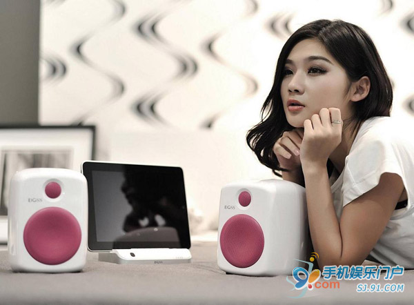 Cùng người đẹp nghe nhạc bên iPad