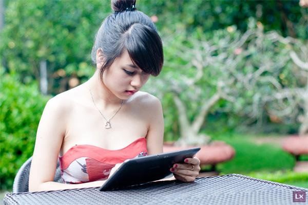 Hot girl và Galaxy tab 10.1