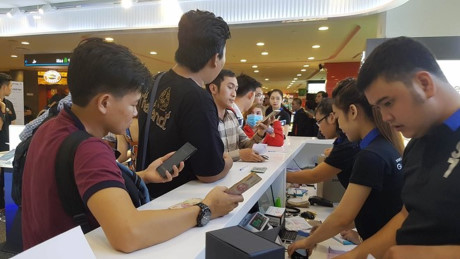 Galaxy S7 Edge đắt hàng trong ngày bán đầu tiên