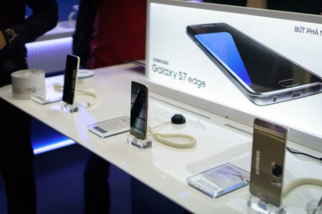 Hà Nội: Người mua Galaxy S7 không ngại bỏ thử máy vào nước