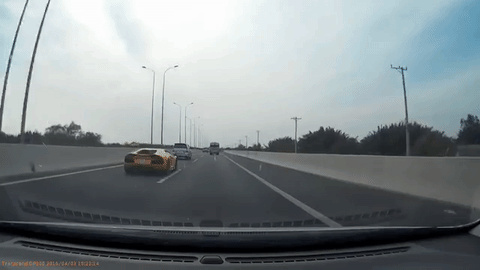 Bộ đôi Lamborghini bị xe khách cho “hít khói” trên cao tốc tại Viêt Nam