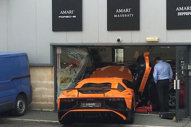 Nhiếp ảnh gia mượn Lamborghini đi chụp ảnh, đâm sầm vào showroom làm 