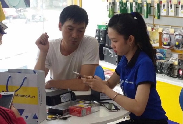 “Choáng” với khách hàng mang 18,99 triệu tiền lẻ đi mua Galaxy Note 7