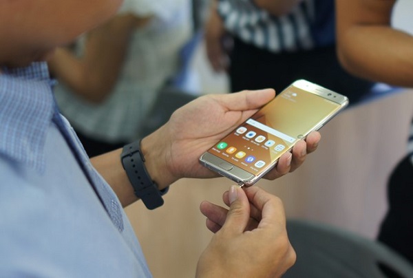Galaxy Note 7 mới bán chính thức đã gặp đủ vấn đề
