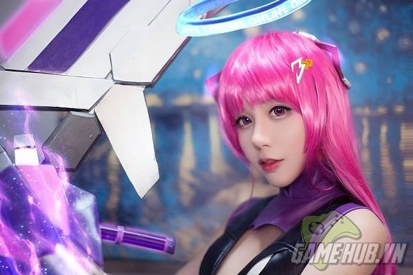“Lác mắt” trước đôi chân dài miên man của nữ coser DOTA 2