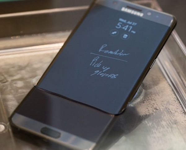 [VIDEO] “Choáng” với màn đập hộp Galaxy Note 7 bá đạo trên… cầu trượt nước