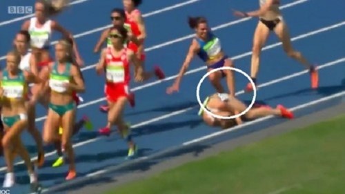 Xúc động cảnh hai đối thủ điền kinh dìu nhau về đích sau vấp ngã