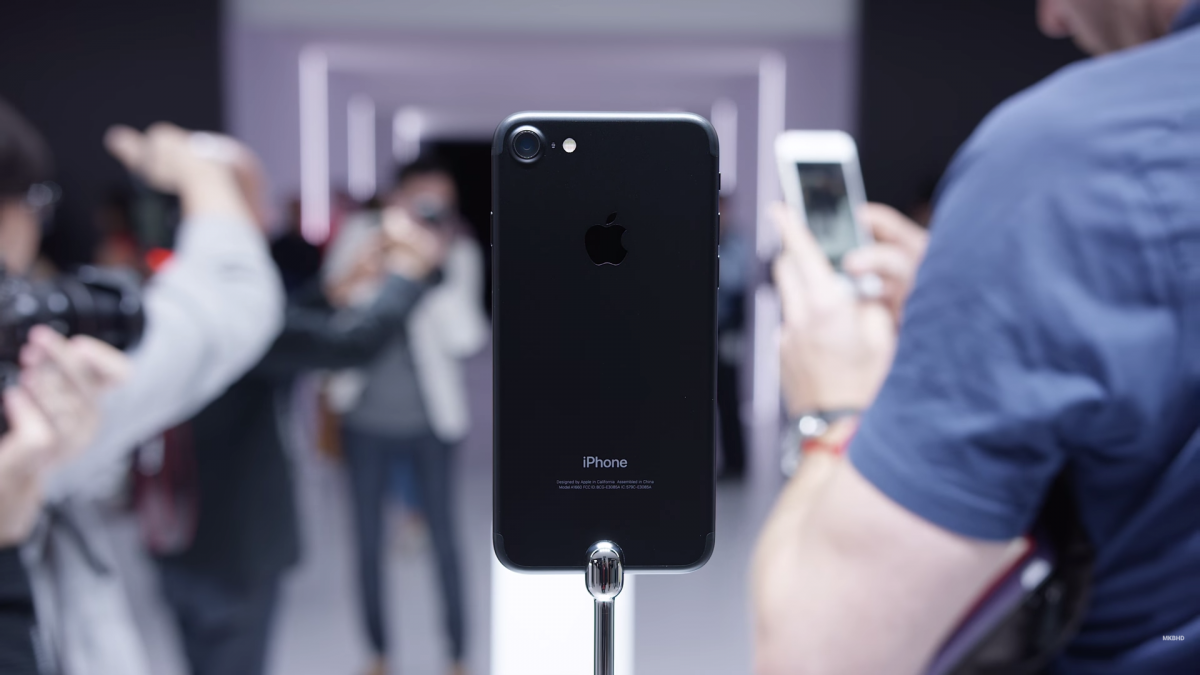Chỉ cần xem ảnh của iPhone 7 đen bóng và đen nhám mà bạn sẽ thấy được sự khác biệt. Với sự kết hợp giữa thiết kế độc đáo và tính năng cao cấp, chiếc điện thoại này sẽ mang lại cho bạn trải nghiệm tuyệt vời và thỏa mãn những yêu cầu đa dạng của bạn.