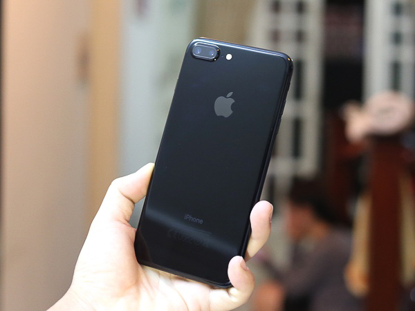 Cận cảnh iPhone 7 Plus Jet Black bản thương mại tại Việt Nam