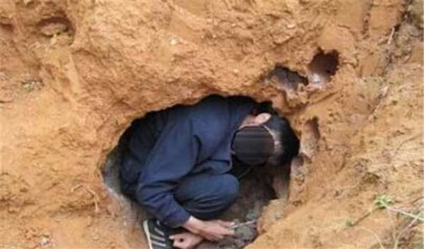 Đào tổ mối gần nhà, bất ngờ tìm thấy ‘mối chúa khổng lồ’