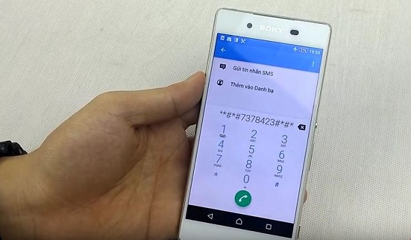 Kiểm tra chống nước cho smartphone Sony trong mùa "thất thủ"