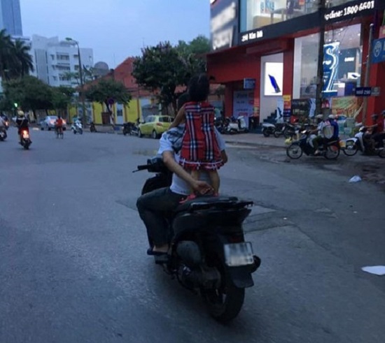 Ông bố 'vô tư và hồn nhiên' nhất Việt Nam gây bức xúc