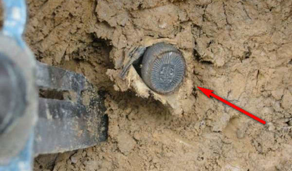 Chàng trai phát hiện ‘đồng tiền cổ’ cảm thấy rất có giá trị nhưng sau khi nhặt lên anh sợ hãi bỏ chạy