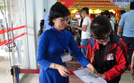 Cò vé tàu Tết nhan nhản khắp nhà ga