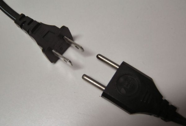 Tại sao phích cắm điện cứ phải thiết kế 3 chân cho rườm rà?