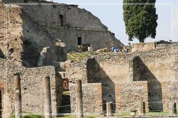 Cặp vợ chồng bị chôn vùi bởi dung nham núi lửa, không tách rời sau cả ngàn năm