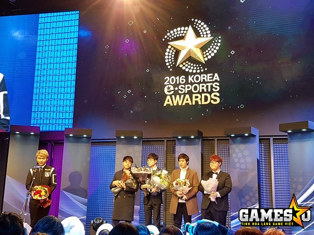 [LMHT] Bang chơi “sang” tặng đồng hồ hàng hiệu cho HLV kkOma