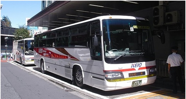 Sạc pin điện thoại trên xe buýt đang được Nhật Bản thử nghiệm