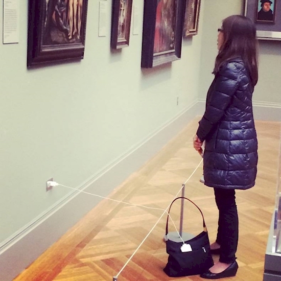 Cười rớt hàm với 11 độc chiêu sạc điện thoại không giống ai