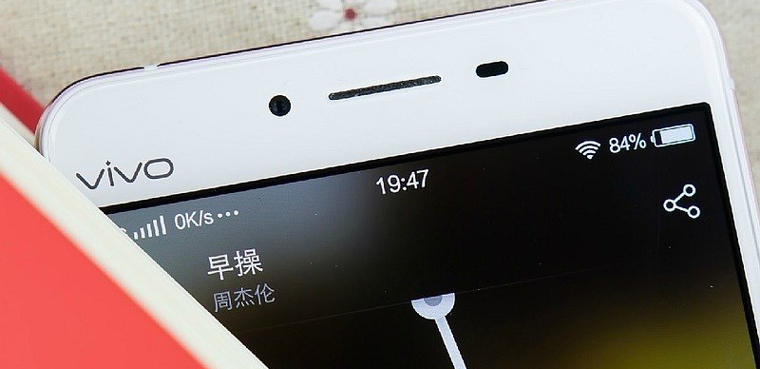 Khám phá smartphone đầu tiên có thể nhận diện vân tay từ màn hình