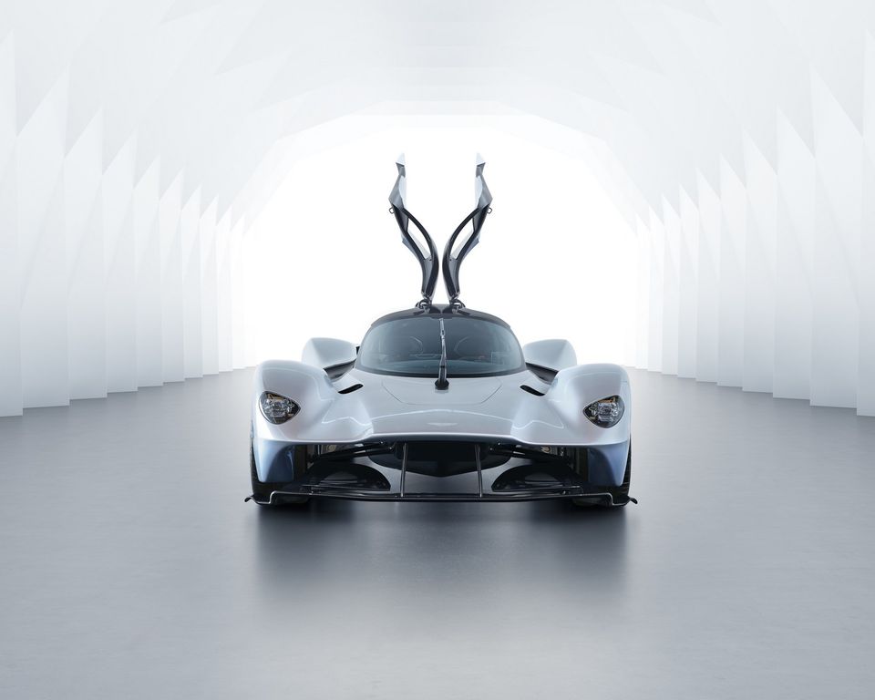 Aston Martin liều lĩnh để lộ Valkyrie thương mại với tính khí động học nâng cấp