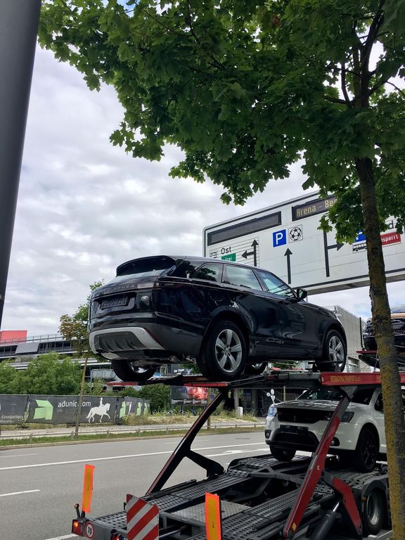 [VIDEO] "Chạm mặt" Range Rover Velar trên đường đến đại lý BMW tại Đức