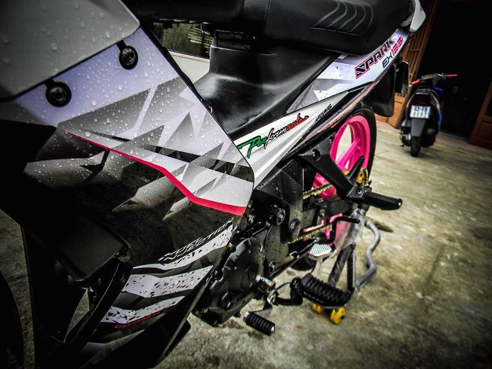 Exciter 135cc phá cách với dàn chân hồng cánh sen nữ tính