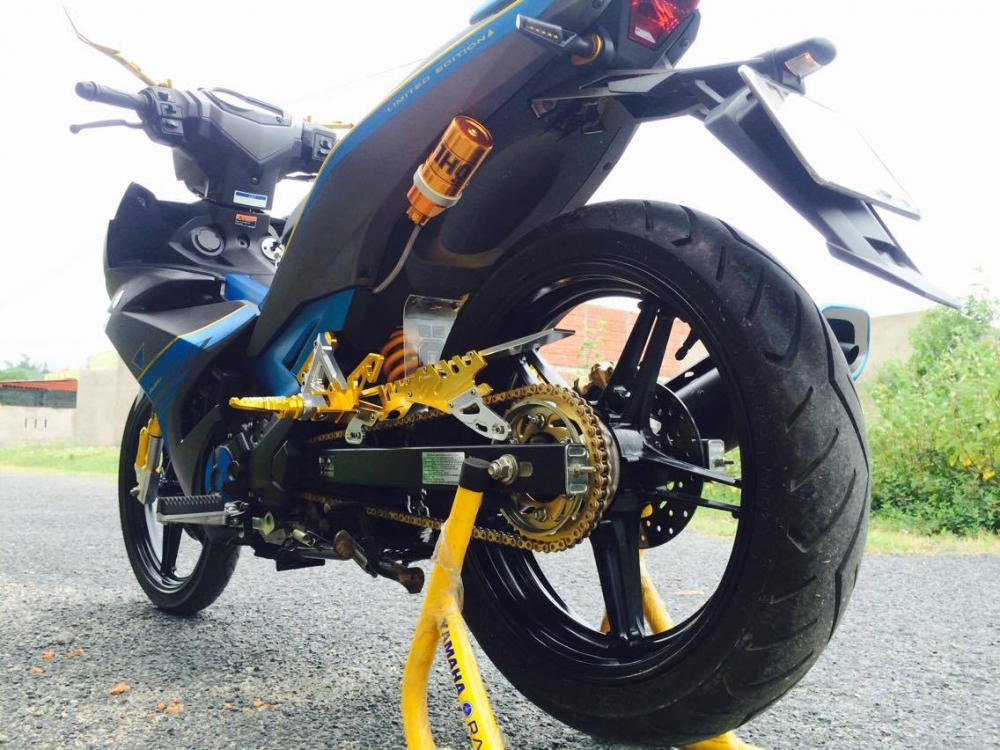 Exciter 150 trong bản độ phong cách nhôm xước và nhiều đồ chơi hàng hiệu