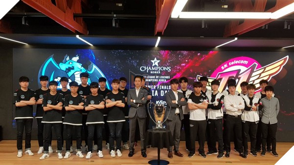 Faker gửi tới Bdd: "Cậu ấy bịa chuyện làm tôi buồn cười quá"