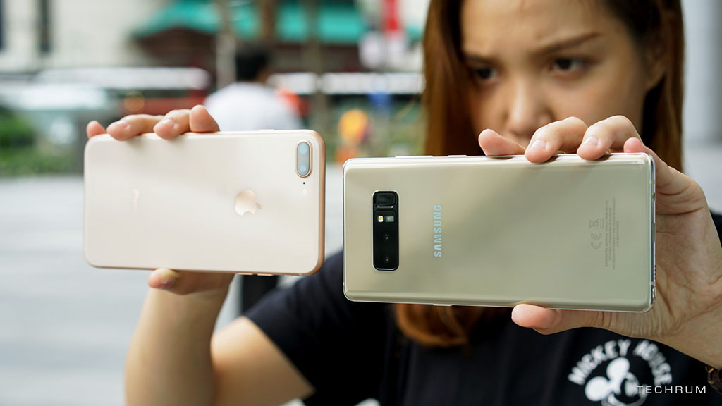 Đối mặt với chiếc điện thoại thông minh của Apple, Samsung Galaxy Note 8 vẫn là lựa chọn vô cùng hấp dẫn với khả năng chụp ảnh xóa phông đỉnh cao. So sánh ảnh chụp xóa phông, bạn sẽ thấy Galaxy Note 8 vượt trội về màu sắc và chi tiết. Với Galaxy Note 8, bạn sẽ có cảm giác như mình đang sử dụng một máy ảnh chuyên nghiệp.