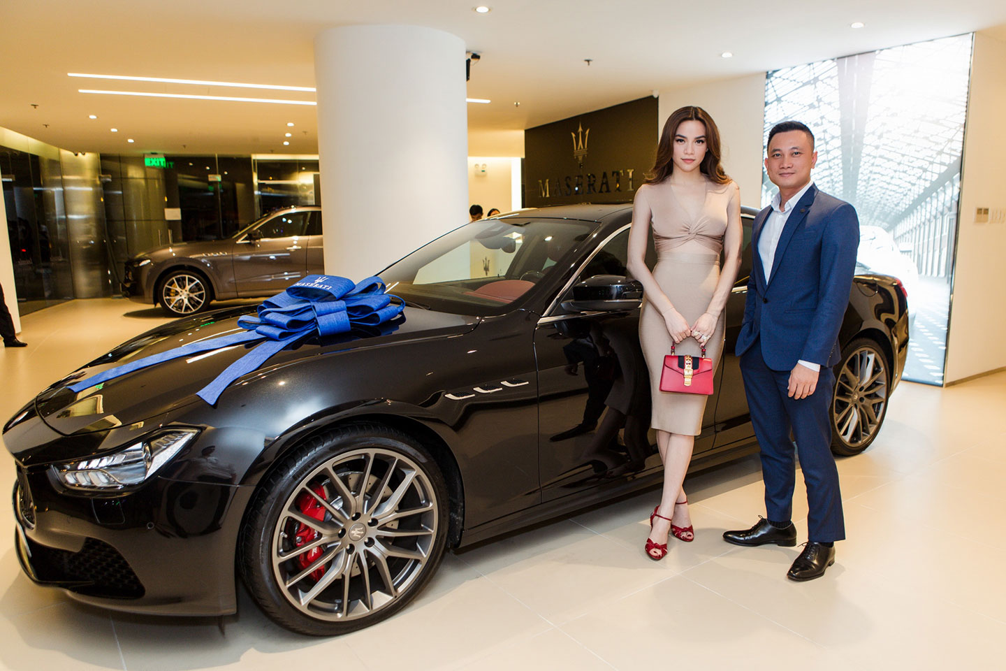 Ảnh Hồ Ngọc Hà bên "xế sang" Maserati Ghibli mới "tậu"