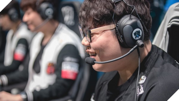 Cư dân mạng Hàn tán thưởng Huni sau màn backdoor thần thánh trước C9!