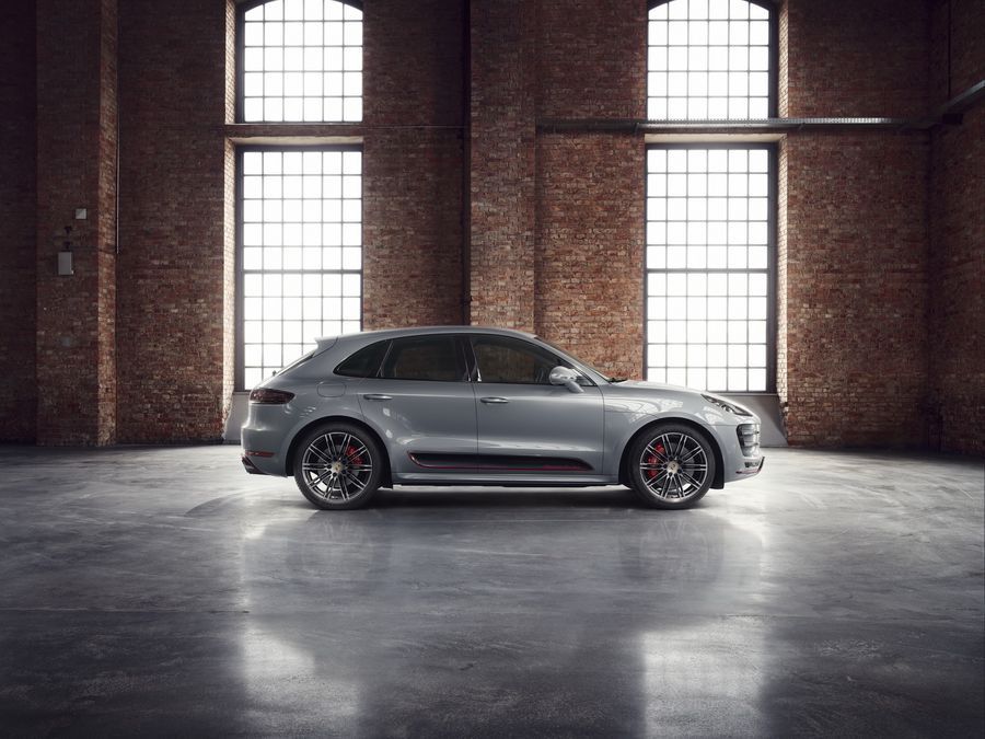 Độc quyền hơn nhờ Porsche Exclusive, Macan Turbo có giá từ 2,58 tỷ VNĐ