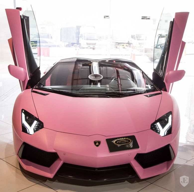 Lamborghini Aventador hồng phấn 