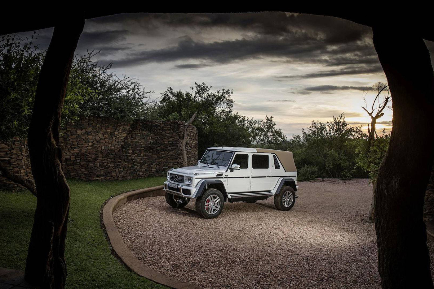 Mercedes-Maybach G650 Landaulet chốt giá "sốc" 1,4 triệu USD
