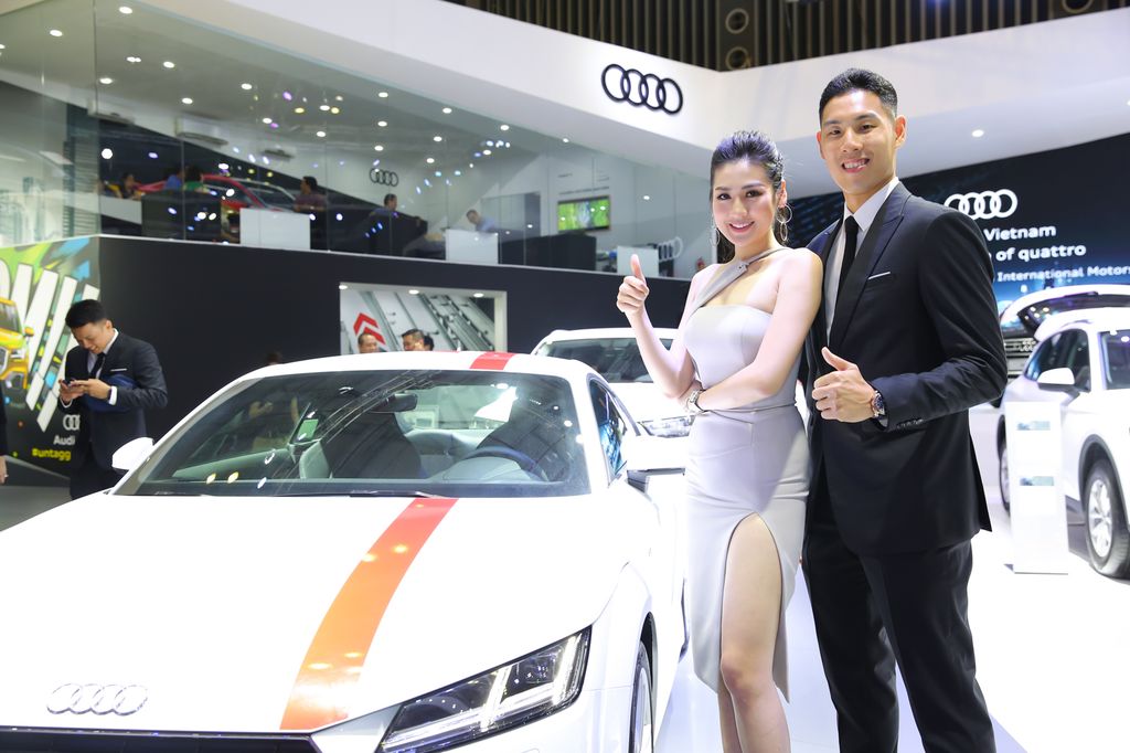 [VIMS 2017] Á hậu Dương Tú Anh đẹp rạng ngời bên dàn xe Audi