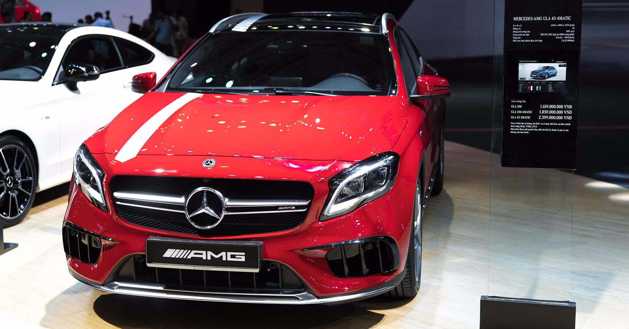 [VIMS 2017] Mercedes-AMG GLA 45: SUV động cơ 2L 381 mã lực, 0-100 km/h 4,4 giây, giá 2,4 tỷ