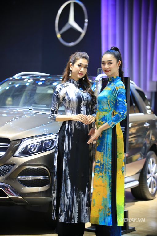 [VIMS 2017] Ngắm dàn mẫu "đẹp như mơ" tại Triển lãm Ô tô Quốc tế Việt Nam 2017