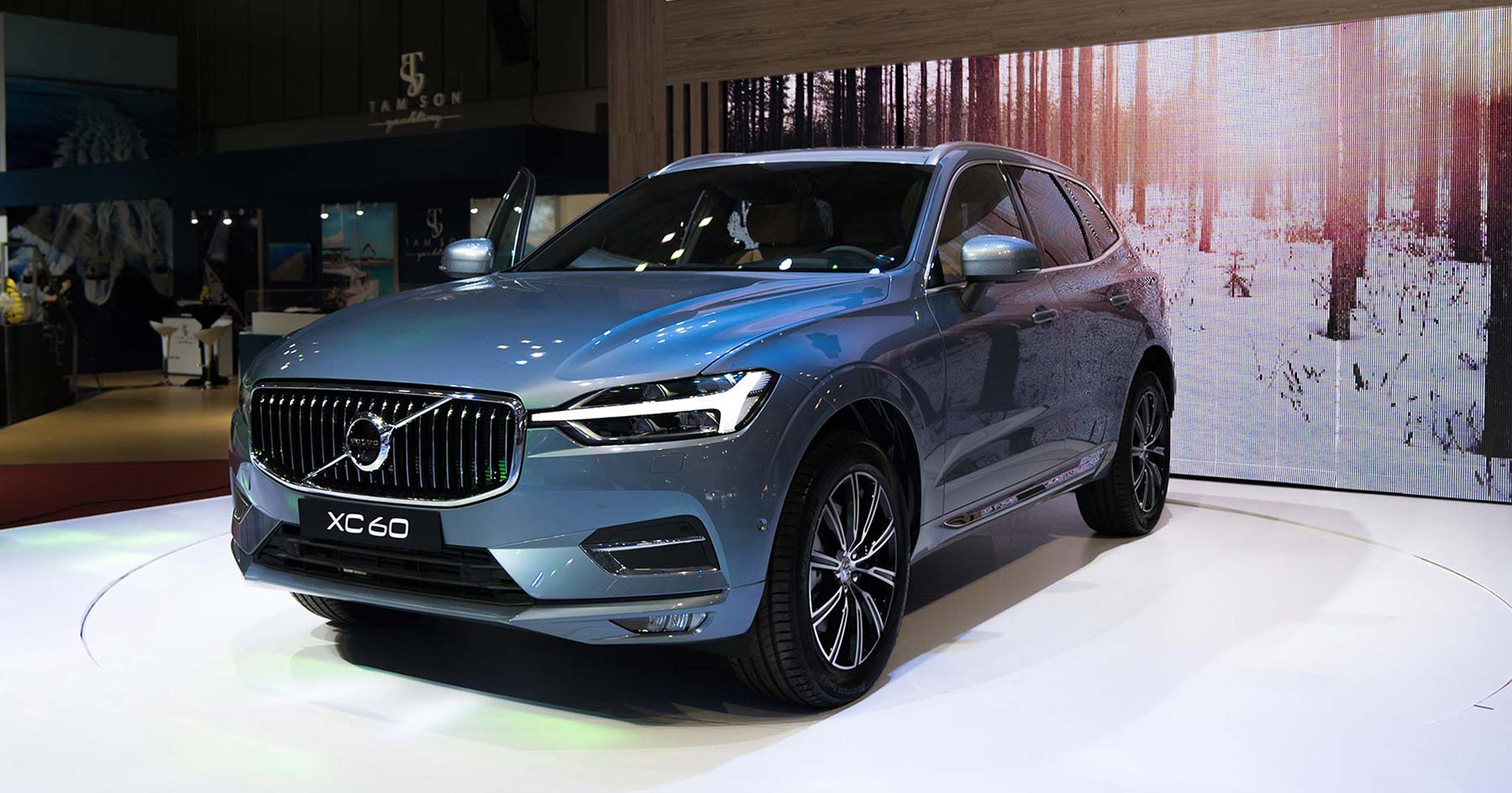 [VIMS 2017] Volvo XC60: SUV 5 chỗ nhiều công nghệ an toàn, giá 2,45 tỷ đồng